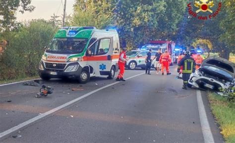 Montecchio Emilia, scontro frontale tra due auto. Due feriti